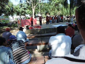 Grupo se concentrou na Praça Nove de Julho (Foto: Gelson Netto/G1)