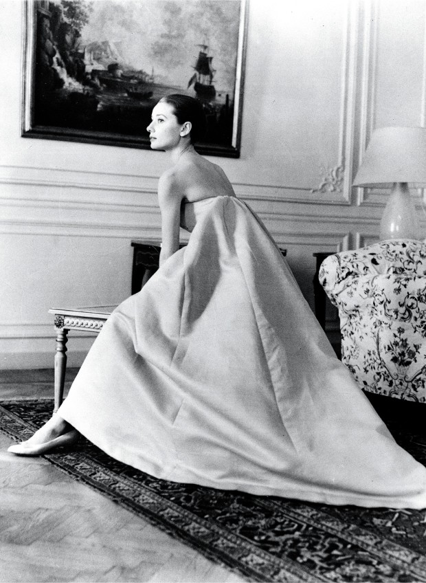 A MUSA DE GIVENCHY Audrey Hepburn com um vestido de organza no ateliê de Hubert de Givenchy, em Roma, 1958. O estilista vestiu a atriz dentro e fora das telas (Foto: AP)