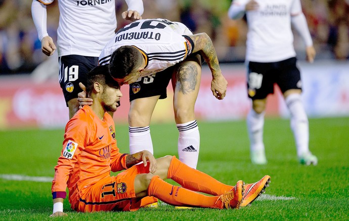 Neymar e Otamendi, Valencia X barcelona (Foto: Getty Images)