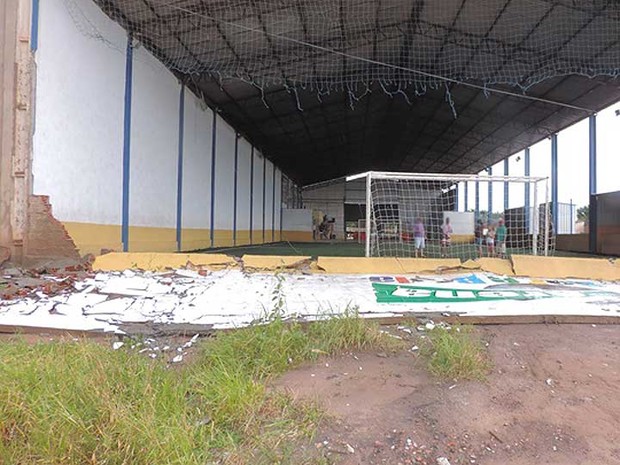 Muro de ginásio também caiu com chuva em Luís Eduardo Magalhães, no oeste da Bahia (Foto: Edivaldo Braga/Blogbraga) Muro de ginásio também caiu com chuva em Luís Eduardo Magalhães, no oeste da Bahia (Foto: Edivaldo Braga/Blogbraga)