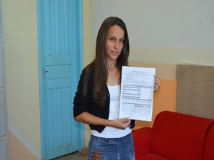 Renata mostra multa que recebeu (Foto: Magda Oliveira/G1)