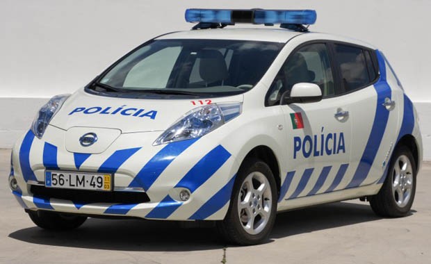 A força policial de Portugal passa a ter em sua frota de veículos o 100% elétrico Nissan Leaf, que servirá áreas urbanas do país. Com um motor de 107 cavalos e 28,5 kgfm de torque, o modelo tem autonomia de 106 quilômetros e atinge a velocidade máxima de  (Foto: Divulgação)