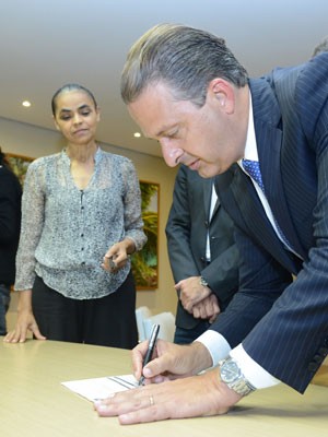 Eduardo Campos assina a ficha declarando apoio à criação da Rede Sustentabilidade, em maio de 2013. (Foto: Eduardo Braga/SEI)