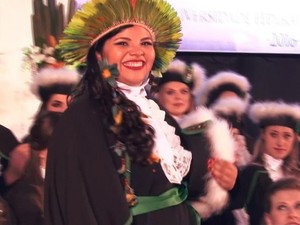 Estudante usou um cocar durante a formatura (Foto: Reprodução/RBS TV)