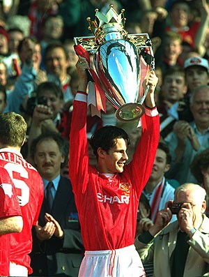 Ryan Giggs com a taça da Premier League em 1994 (Foto: Getty Images)