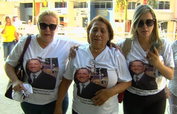 Família do agente prisional morto em latrocínio chegou ao forum muito emocionada, em Goiânia, Goiás (Foto: Reprodução/TV Anhanguera)