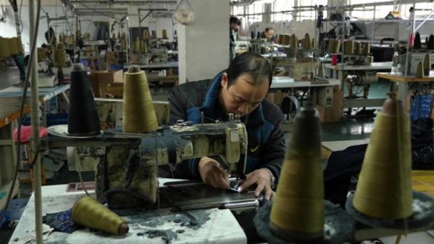 O padre de Tang Yuwen trabalha em uma fábrica de roupas (Foto: BBC)