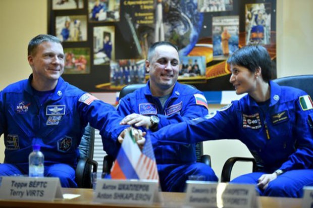 Da esquerda para a direita: o americano Terry Virts, da agência espacial americana, a Nasa, o cosmonauta russo Anton Shkaplerov e a astronauta italiana Samantha Cristoforetti, da Agência Espacial Europeia, a ESA (Foto: Kirill Kudryavtsev/AFP)