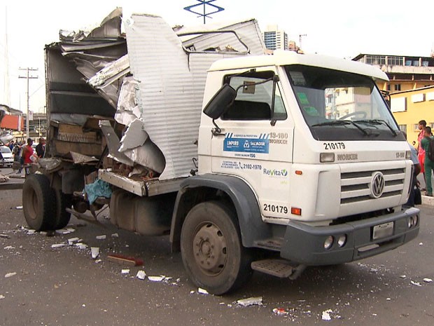 Vítimas estavam em caminhão; parte da estrutura do veículo foi arrancada com batida (Foto: Imagens / TV Bahia)