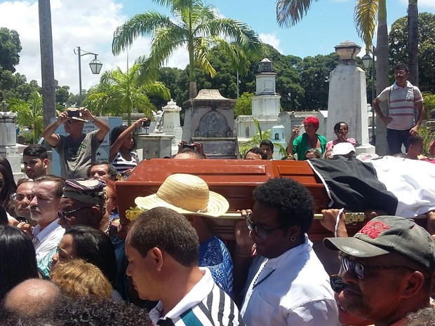 Corpo de Naná Vasconcelos chega ao Cemitério de Santo Amaro (Foto: Artur Ferraz/G1)