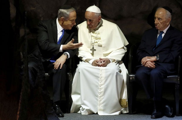 O Papa Francisco conversa com o presidente de Israel, Shimon Peres, e premiê de Israel, Benjamin Netanyahu, no museu do Holocausto de Jerusalém (Foto: Gali Tibbon/AFP)