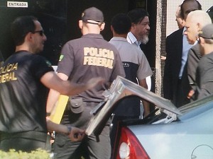 O assessor da Secretaria da Pesaca, Clemerson José Pinheiro da Silva (de cabelo branco, à direita), chega à superintendência da PF em Brasília (Foto: TV Globo/Reprodução) O assessor da Secretaria da Pesaca, Clemerson José Pinheiro da Silva (de cabelo branco, à direita), chega à superintendência da PF em Brasília (Foto: TV Globo/Reprodução)
