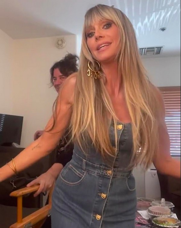 Heidi Klum Causa Ilus O De Tica Ao Posar Corset Nude Em Bastidores De Programa De Tv
