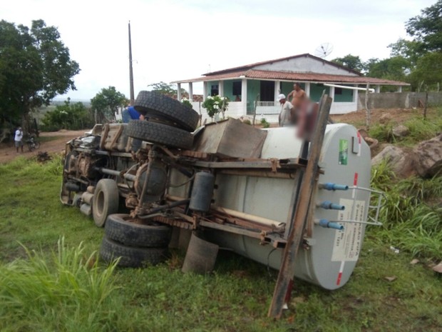 Carro pipa tombou após a colisão (Foto: Volney Andrade/TV Cabo Branco)