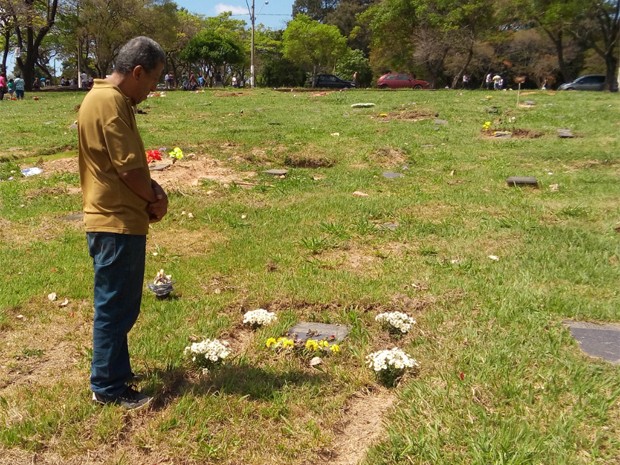 Alan Rodrigues da Silva rezou pelos parentes mortos (Foto: Alex Araújo / G1)