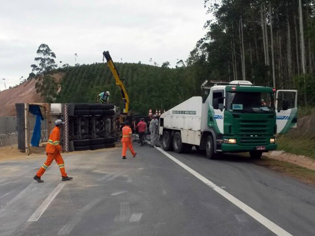 Caminhão tomba e interdita trecho da Rodovia dos Tamoios em Paraibuna (Foto: Jonatan Morel/ Tv Vanguarda)