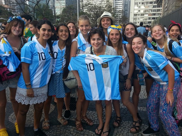 Congregação argentina criou camisa de futebol com homenagem ao Papa e ao Messi  (Foto: Andressa Gonçalves/ G1)