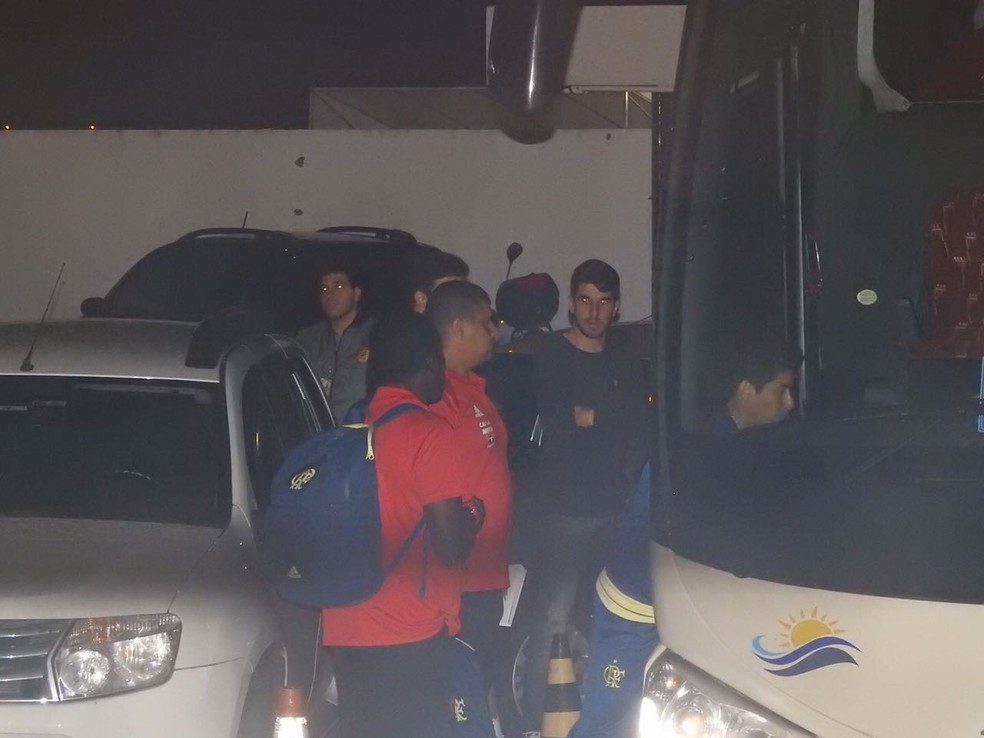 Conca entra no ônibus do Flamengo em Florianópolis (Foto: Fred Gomes / GloboEsporte.com)