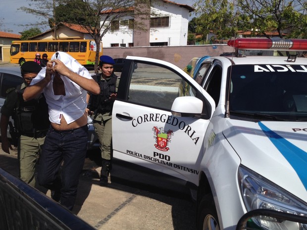 Policial militar preso durante operação no Piauí (Foto: Ellyo Teixeira/G1)