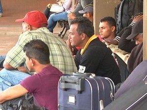 Trabalhadores resgatados em SP embarcam de volta a São Mateus (Foto: Reprodução / TV Mirante)