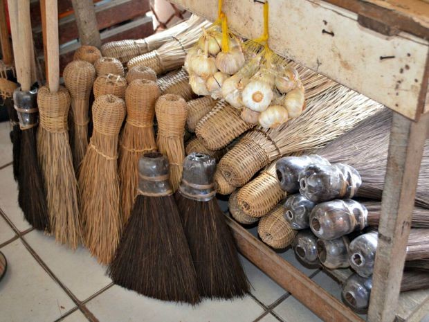 Vassouras de piaçaba e cipó são vendidas em mercado do Acre  (Foto: Tácita Muniz/G1)