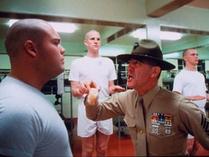 R. Lee Ermey interpretou o sargento Hartman no filme "Nascido para matar", dirigido em 1987 pelo diretor Stanley Kubrick (Foto: Divulgação/Warner Bros)