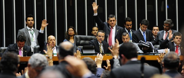 Deputados votam durante sessão que aprovou a MP dos Portos na Câmara, na madrugada desta quarta (15) (Foto: Gustavo Lima/Ag. Câmara)