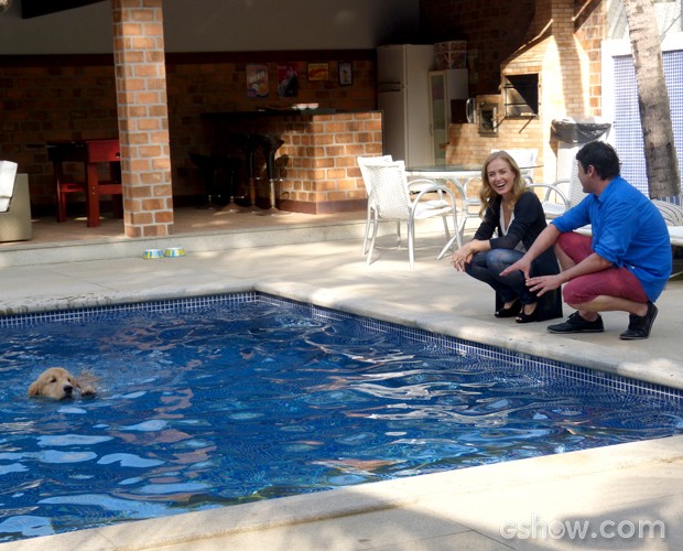 Bart, cachorro de Bruno, se diverte na piscina (Foto: Estrelas / TV Globo)