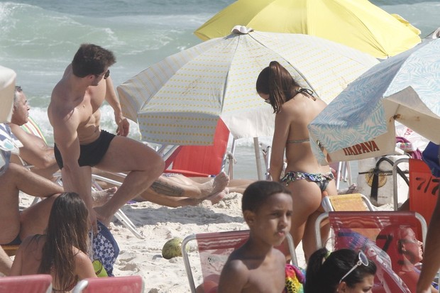 Pérola Faria namora muito na praia da Barra da Tijuca, RJ (Foto: Marcos Ferreira / FotoRioNews)