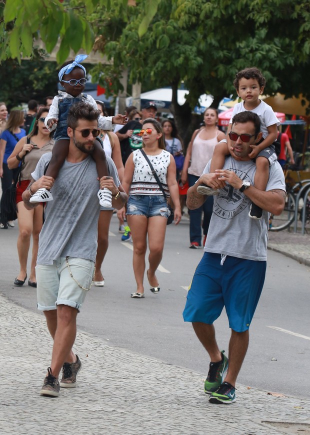 Bruno Gagliasso e a filha, Titi, passeando (Foto: Arquivo Pessoal)
