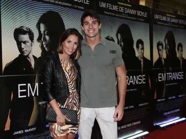 Pérola Faria e o namorado na estreia do filme "Em Transe" (Foto: Isac Luz / EGO)