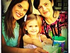 Beleza em família: Alessandra Ambrósio posa com a mãe e a filha