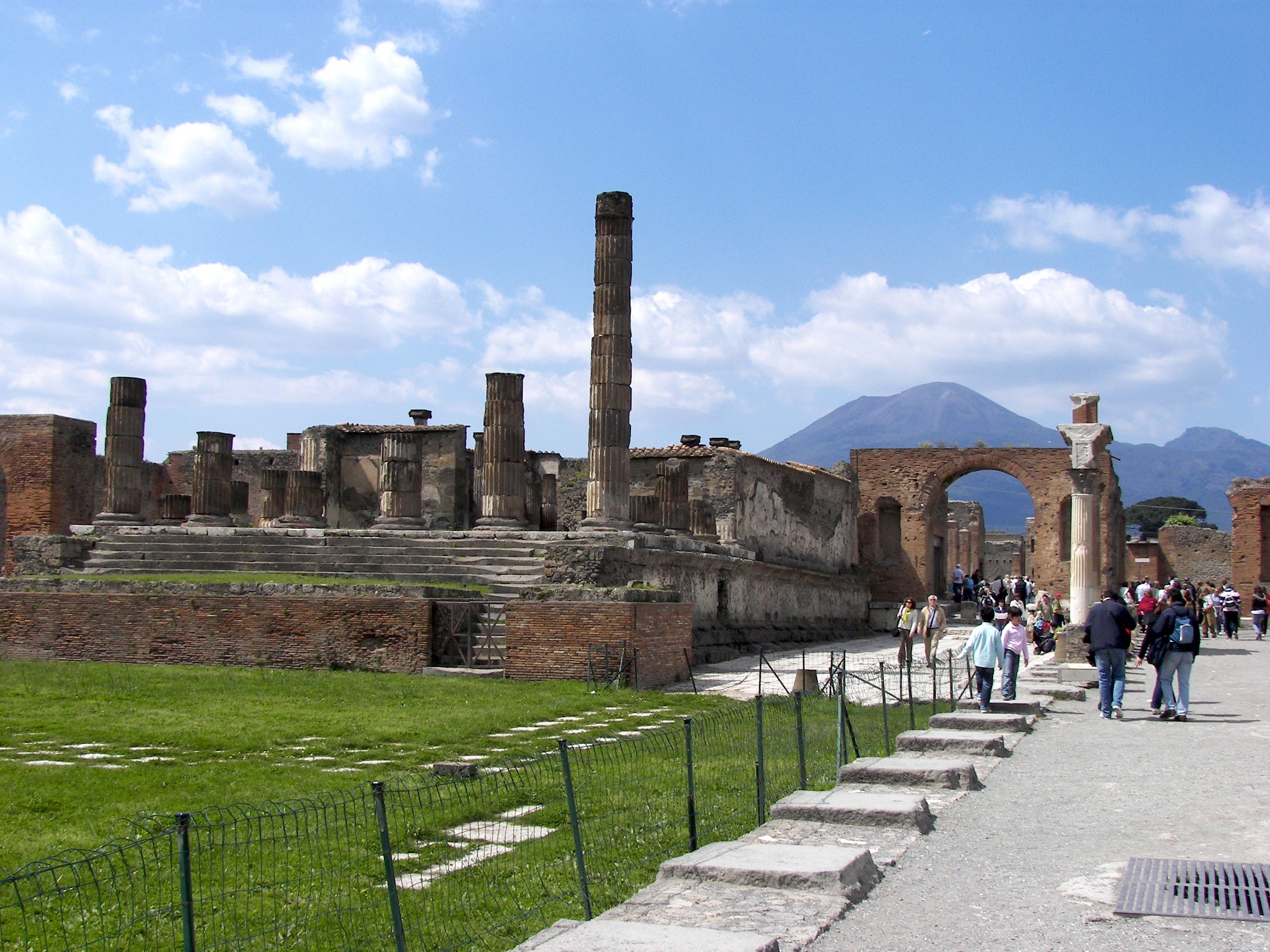 Abraço petrificado na tragédia de Pompeia foi dado entre dois ... - Galileu