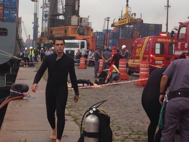 Mergulhadores se preparam para entrar no mar (Foto: Mariane Rossi / G1) Mergulhadores se preparam para entrar no mar (Foto: Mariane Rossi / G1)