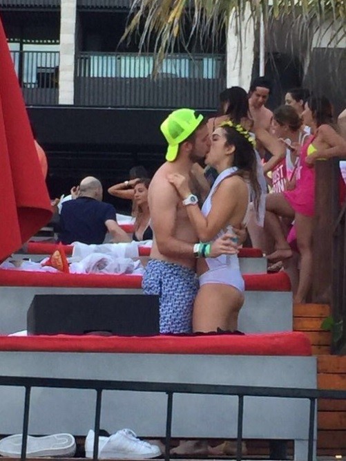 Emma beija rapaz em piscina de resort mexicano