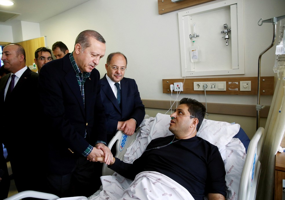 Presidente turco Tayyip Erdogan visita policial que ficou ferido em explosões deste sábado em hospital de Istambul  (Foto: Kayhan Ozer/Presidential Palace/Handout via REUTERS)