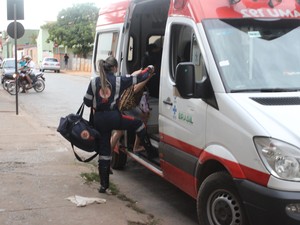 Mulher foi levada para o hospital (Foto: Valdivan Veloso/G1)