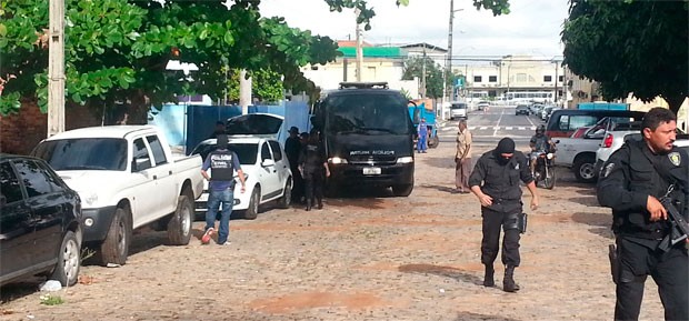 Após o cumprimento dos mandos de prisão, PMs foram levados para a Deicor (Foto: Jorge Talmon/G1)