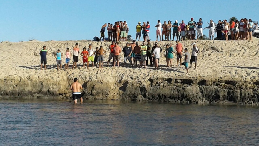 Acidente ocorreu às margens de rio, próximo ao encontro com o mar na Praia Águas Belas, no litoral do Ceará (Foto: Alessandro Torres/TV Verdes Mares)