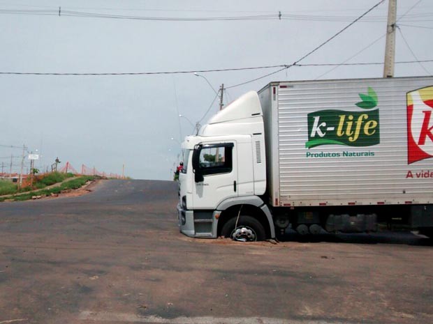 G Roda Afunda No Asfalto E Caminh O Fica Preso Em Buraco Not Cias