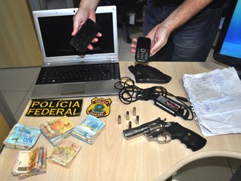 Jovem negou ter conhecimento da arma e do dinheiro apreendido. (Foto: Polícia Federal/Divulgação)