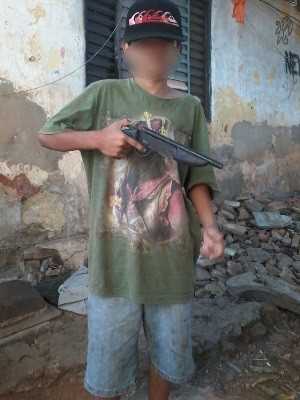Criança de 10 anos é apreendida com droga e arma de fogo, em Goiânia, Goiás (Foto: Divulgação/PM)