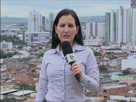 Repórter Amanda Dantas no Monte Bom Jesus em Caruaru (Foto: Reprodução/ TV Asa Branca)