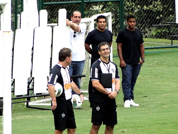 Alexandre Kalil com Assis, irmão de Ronaldinho, no treino do Atlético-MG (Foto: Fernando Martins / Globoesporte.com)