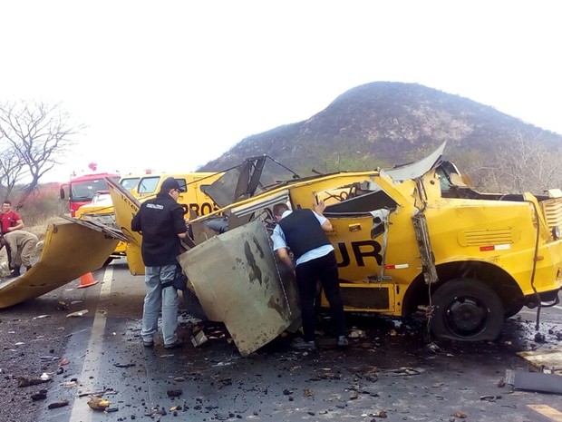Veículo foi explodido ainda na rodovia e ficou atravessado na pista, destruído (Foto: Felipe Valentim/TV Paraíba)