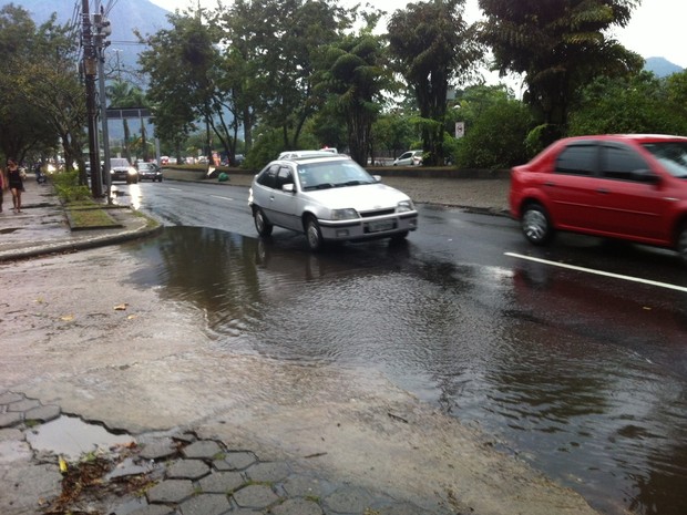 Chuva alaga Avenida Epitácio Pessoa, na Lagoa (Foto: Marcelo Elizardo / G1)