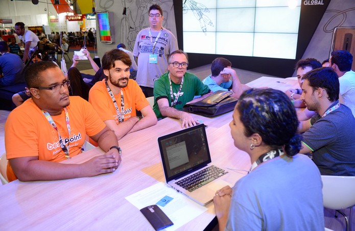 Desenvolvedores receberem orientações no Hub Global, na Campus Party (Foto: Divulgação/Globo) Desenvolvedores receberem orientações no Hub Global, na Campus Party (Foto: Divulgação/Globo)
