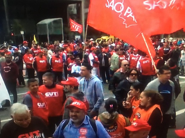 Manifestantes fecharam Avenida Paulista no sentido Paraíso, na altura da Fiesp, na manhã desta terça-feira (16) (Foto: Reprodução/TV Globo) Manifestantes fecharam Avenida Paulista no sentido Paraíso, na altura da Fiesp, na manhã desta terça-feira (16) (Foto: Reprodução/TV Globo)