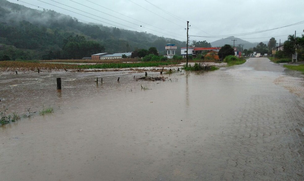 Alagamento causado pelo transbordo do Rio do Sinos inviabilizou a passagem de veículos por pontos de Caraá (Foto: Juliano Moro/Arquivo Pessoal)