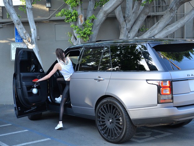 X17 - Kendall Jenner estaciona em vaga de deficiente em Los Angeles, nos Estados Unidos (Foto: X17online/ Agência)
